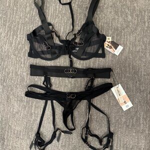 Bluebella lingerie set NWT size 34DD med garter and med panties